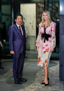 <p>Ivanka Trump trug für das Treffen mit Japans Premierminister Shinzo Abe ein geblümtes Kleid, das von einem Kimono inspiriert ist<br>Das 1.697 Euro teure Outfit wurde von Johanna Ortiz entworfen. [Bild: Getty]<br><br><br><br><br></p>