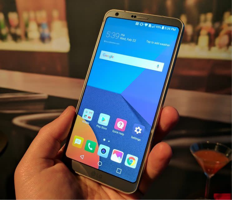 El LG G6 es, básicamente, una pantalla con un smartphone incorporado.