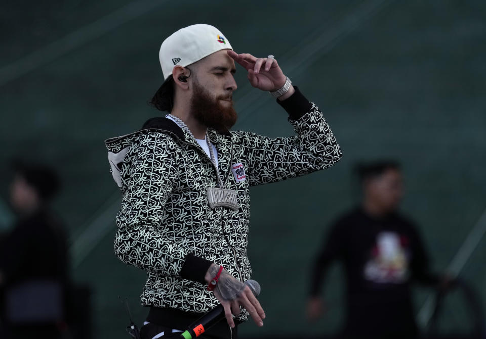 Jesus Diego "Jay Dee", izquierda, cantante de la banda estadounidense Herencia de Patrones, durante su concierto en el segundo día del festival Arre en la Ciudad de México el 10 de septiembre de 2023. (Foto AP/Fernando Llano)