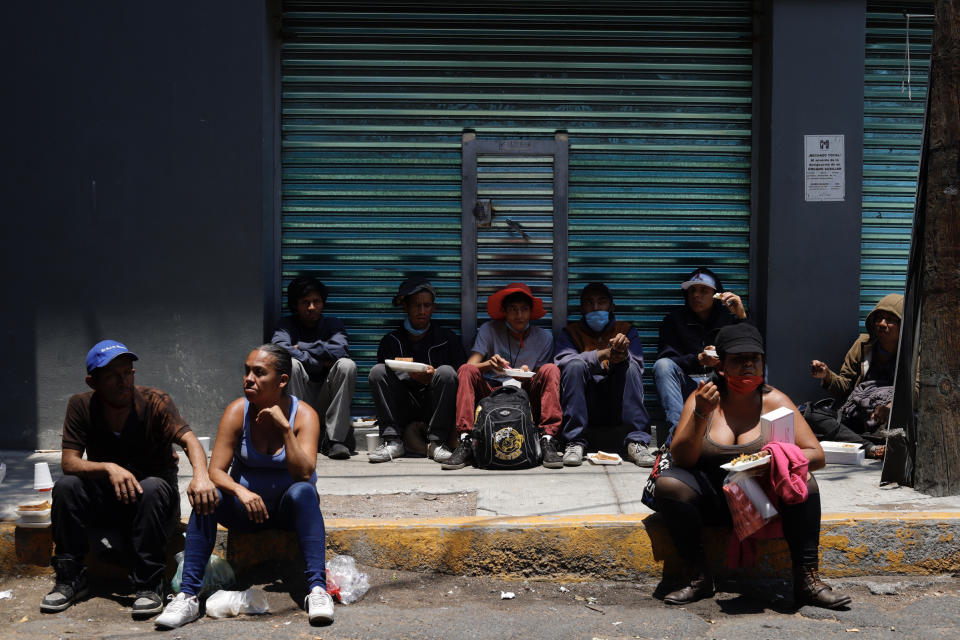 Miembros de la comunidad trans de la Ciudad de México, reparten comida a las afueras del metro Revolución para gente en situación de calle. NOTIMEX/FOTO/PAOLA HIDALGO/PHG/SOI/VPG