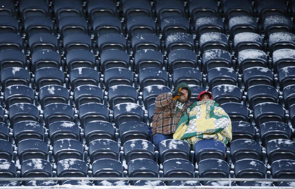 Green Bay Packers fans bundle up as they wait before an NFL football game between the Chicago Bears and the Packers, Sunday, Dec. 18, 2016, in Chicago. (AP Photo/Nam Y. Huh)