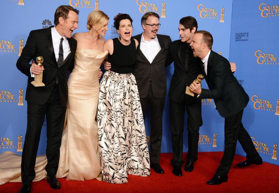 De izquierda a derecha, Bryan Cranston, Anna Gunn, Betsy Brandt, Vince Gilligan, RJ Mitte y Aaron Paul, de "Breaking Bad", posan tras ganar el Globo de Oro a la mejor serie de drama, el domingo 12 de enero del 2014 en Beverly Hills, California. (Foto por Jordan Strauss/Invision/AP)