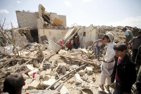 People inspect damage at a house after it was destroyed by a Saudi-led air strike in Yemen's capital Sanaa, February 25, 2016. REUTERS/Mohamed al-Sayaghi