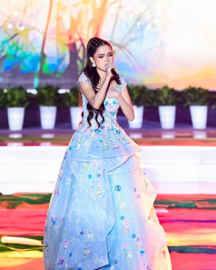 Bella performed in China