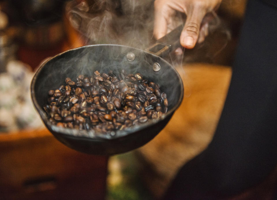 Bei diesem Anblick dürfte jedem Fan das Wasser im Mund zusammenlaufen: Eine traditionelle Kaffeezeremonie in Äthiopien (Bild: Getty Images)