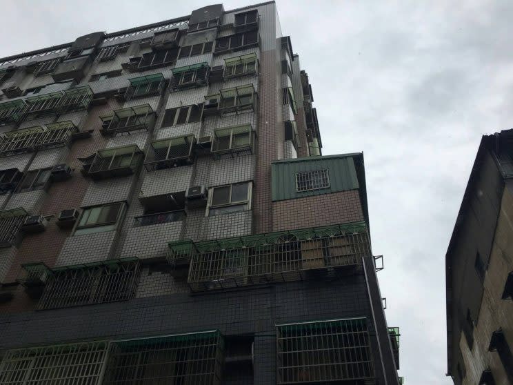 台中市18日上午一處大樓住宅起火燃燒，起火點位於4樓。（中央社/台中市消防局提供）