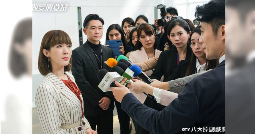 孫可芳（左）在劇中飾演強勢幹練的財團執行長「蘇荷」，笑說她拍攝本劇最大的收獲，就是口條變得很好。（圖／八大提供，下同）