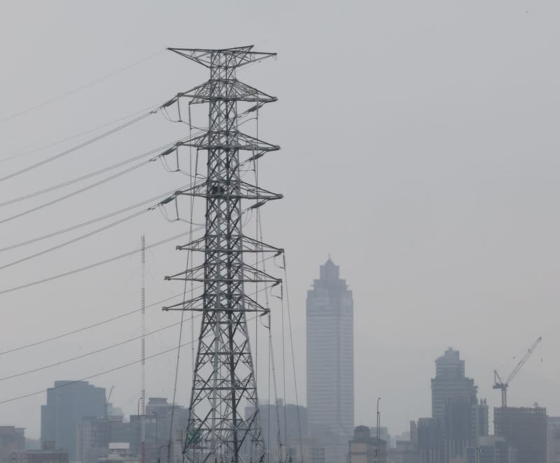 台電15日晚間說明，403花蓮地震後，損失和平1號機及台中7號機的發電容量，今晚又因大潭新8號機故障跳脫，導致夜尖峰備轉容量一度轉為警戒橘燈，幸因應得當，不需要實施限電計畫。圖為台北市區一處高壓電塔。（中央社資料照）