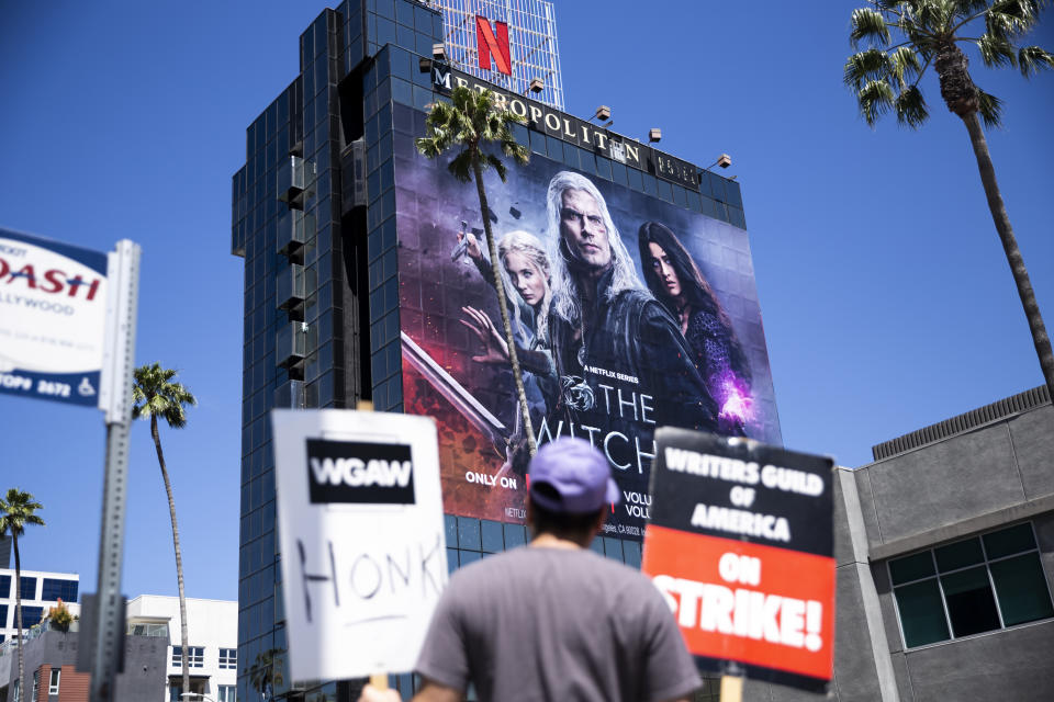 Miembros del Sindicato de Guionistas de Estados Unidos protestan afuera de las oficinas de Netflix en Los Ángeles, el jueves 13 de julio de  2023. (Jenna Schoenefeld/The New York Times).