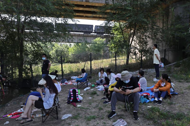 Residents camp out amid city's COVID-19 outbreak in Beijing