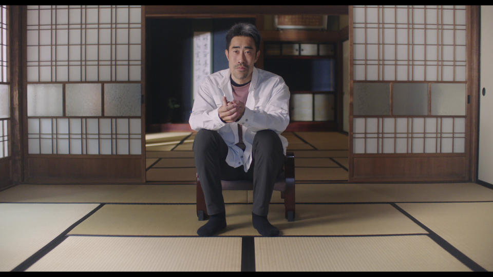 En esta imagen proporcionada por Hulu, el comediante Nasubi en 2021 en una escena del documental "The Contestant" de Clair Titley, que explora la historia detrás de un reality japonés de la década de 1990 en el que Nasubi debía sobrevivir con cupones enviados por correo y tenía negado el contacto con el exterior. (Hulu vía AP)