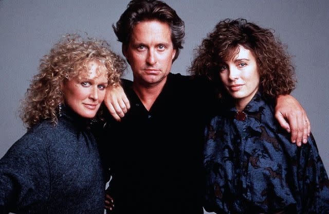 <p>1987 begann Dan Gallagher (Michael Douglas) „Eine verhängnisvolle Affäre“ mit seiner Kollegin Alex (Glenn Close), die nicht nur ihn, sondern auch seine Familie in Gefahr brachte. Völlig besessen von Dan brach Alex am Ende sogar in sein Haus ein und bedrohte Ehefrau Beth (Anne Archer). Der finale Showdown in Dans Badezimmer endet für Alex tödlich. Sie wurde von Beth aus Notwehr erschossen. In der Urfassung aber… (Bild: ddp images) </p>