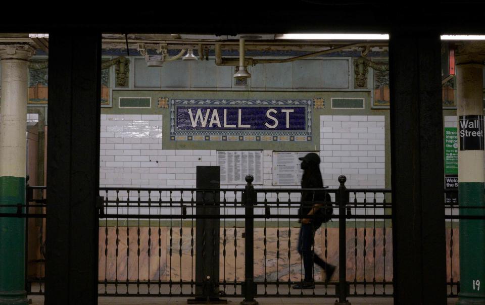 2022年5月27日、ニューヨークのニューヨーク証券取引所（NYSE）近くのウォール街の地下鉄駅を歩く人。（写真提供：Angela Weiss / AFP）（写真提供：ANGELA WEISS / AFP、Getty Images経由）