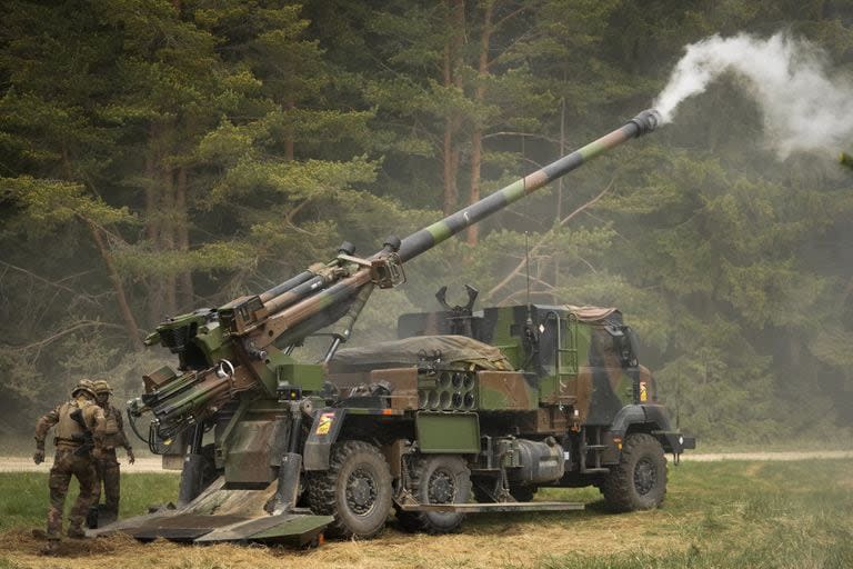 Soldados franceses disparan un obús autopropulsado CAESAR de fabricación francesa durante los ejercicios militares Spring Storm 2023, el mayor ejercicio anual de las Fuerzas de Defensa de Estonia, cerca de Tapa, Estonia, el 25 de mayo de 2023