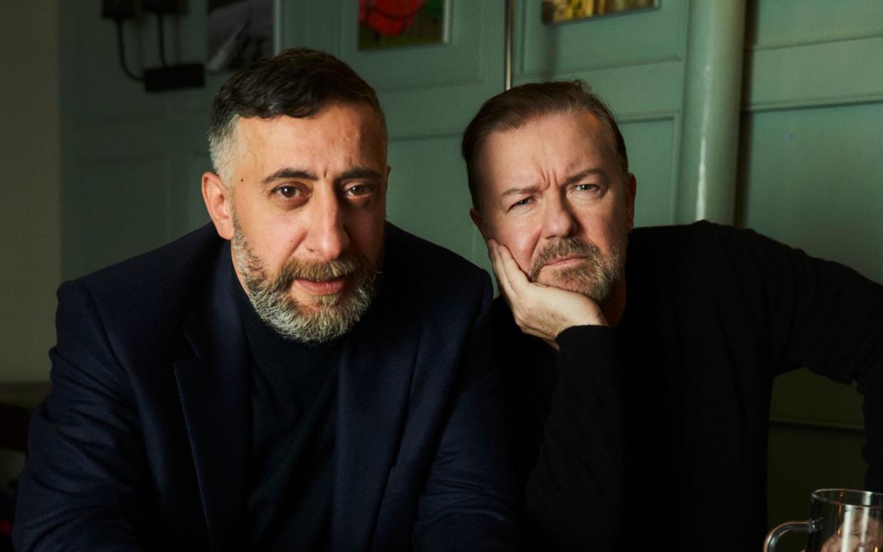 Kida Khodr Ramadan (links) träumt vom nächsten großen Ding: Er will die britische Erfolgsserie "Extras" von Ricky Gervais für den deutschen Markt adaptieren. (Bild: 2022 Turner Broadcasting System Europe Limited - a WarnerMedia Company / W&B Television / Julian Baumann)