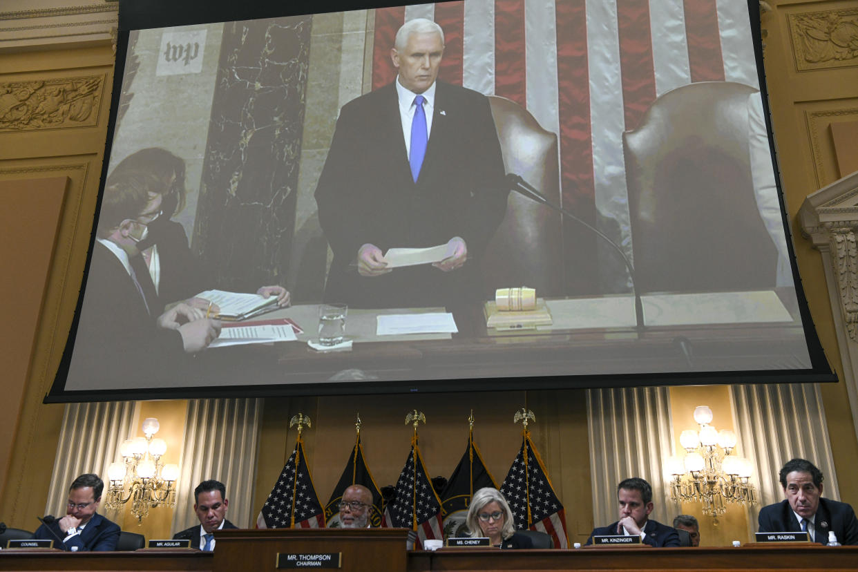 Una pantalla muestra una foto del exvicepresidente Mike Pence durante la tercera audiencia del Comité Selecto de la Cámara de Representantes que investiga el ataque del 6 de enero al Capitolio, en Washington, el 16 de junio de 2022. (Kenny Holston/The New York Times)