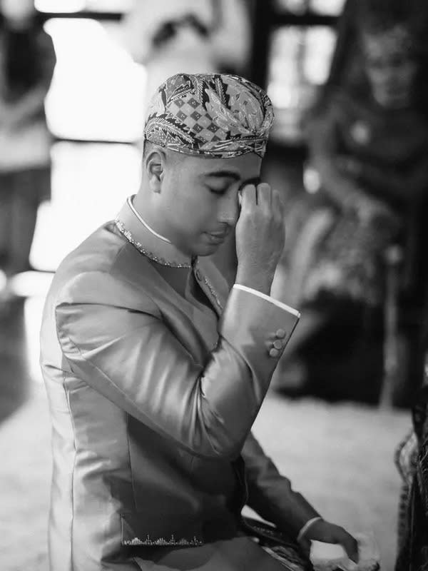 Banyak seperti calon pengantin pada umumnya, Vidi juga tak kuasa menahan air matanya ketika meminta restu pada  kedua orang tua. (Instagram/vidialdiano)
