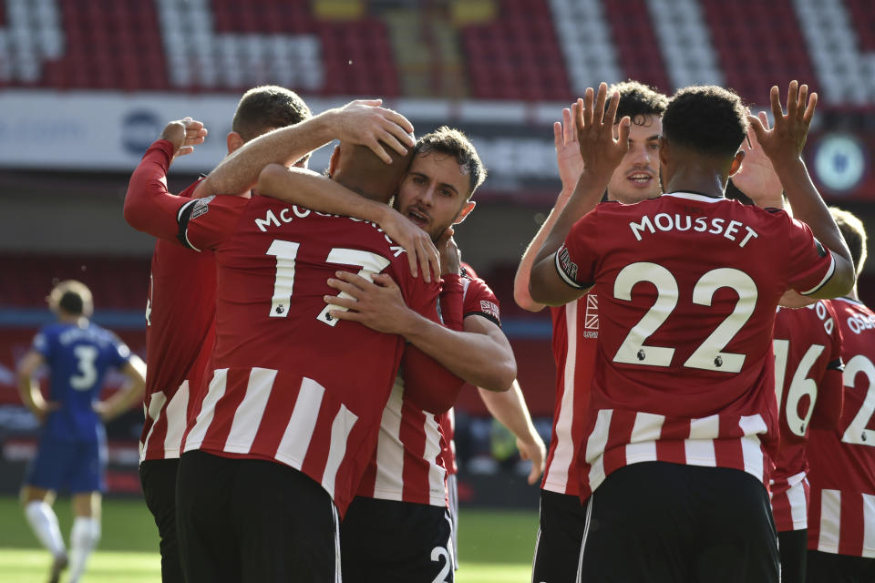 David McGoldrick, de Sheffield United (17) celebra tras anotar el tercer gol de su equipo en un partido de la Liga Premier inglesa contra Chelsea el sábado, 11 de julio del 2020. (AP Foto/Rui Vieira, Pool)