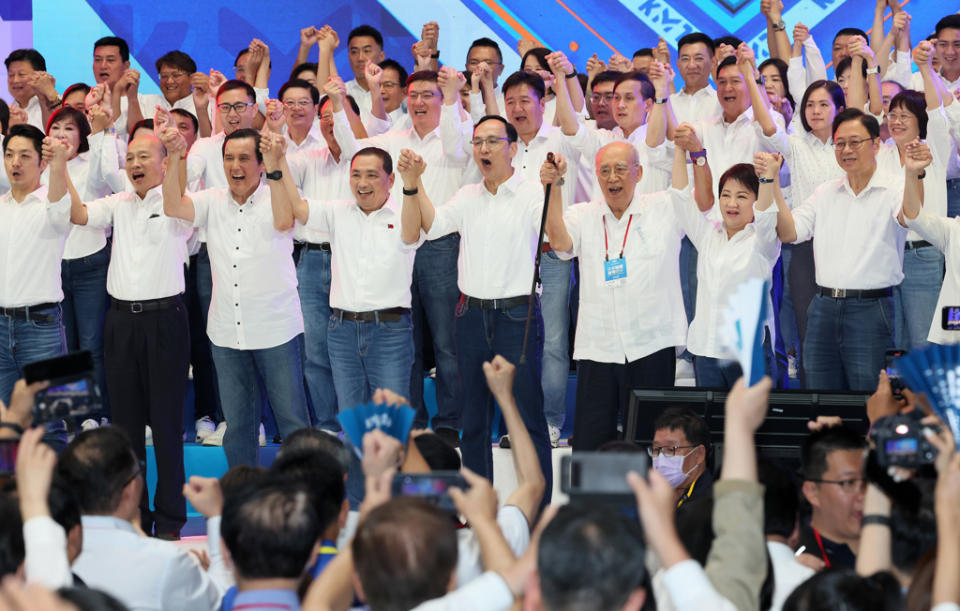 中國國民黨23日在新北市板橋體育館舉行全國代表大會，正式通過提名新北市長侯友宜（前排左四）參選2024年總統。（資料照／劉宗龍攝）