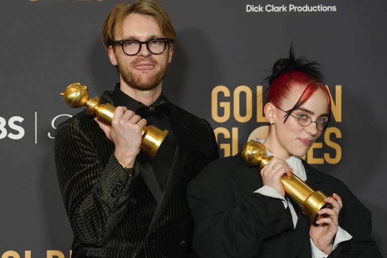 Billie Eilish y su hermano Finneas ganaron el Globo de Oro por 