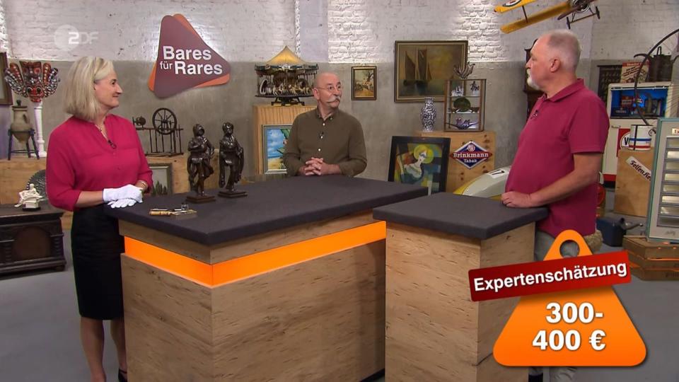 "Man meint wirklich, man hat eine Bronze vor sich." Und so schätzte Friederike Werner den Wert der Bakelit-Ritter aus dem Jahr 1924 auf 300 bis 400 Euro. Das deckte sich überraschender Weise genau mit Herrn Kopps Wunschpreis für die vermeintlichen Bronzefiguren! (Bild: ZDF)