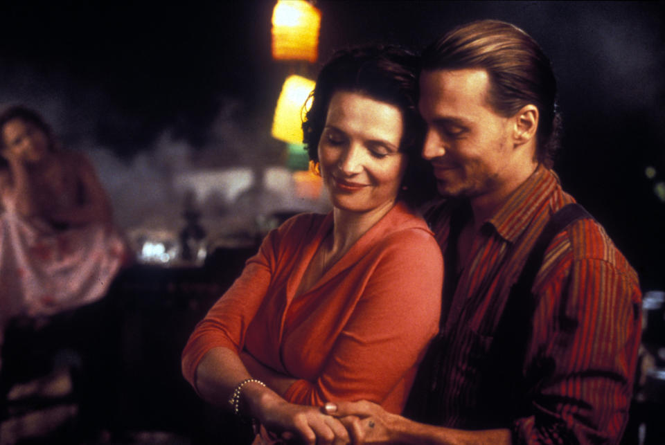 Film Still / Publicity Stills from Chocolat Juliette Binoche, Johnny Depp (C) 2000 Miramax Photo Credit: David Appleby File Reference # 30846682THA  For Editorial Use Only -  All Rights Reserved (Alamy Stock Photo)