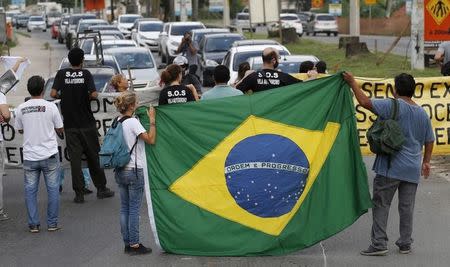 Residents from the Vila Autodromo favela block Abelardo Bueno avenue during a protest against construction work for the Rio 2016 Olympic Park in Rio de Janeiro April 1, 2015. REUTERS/Sergio Moraes