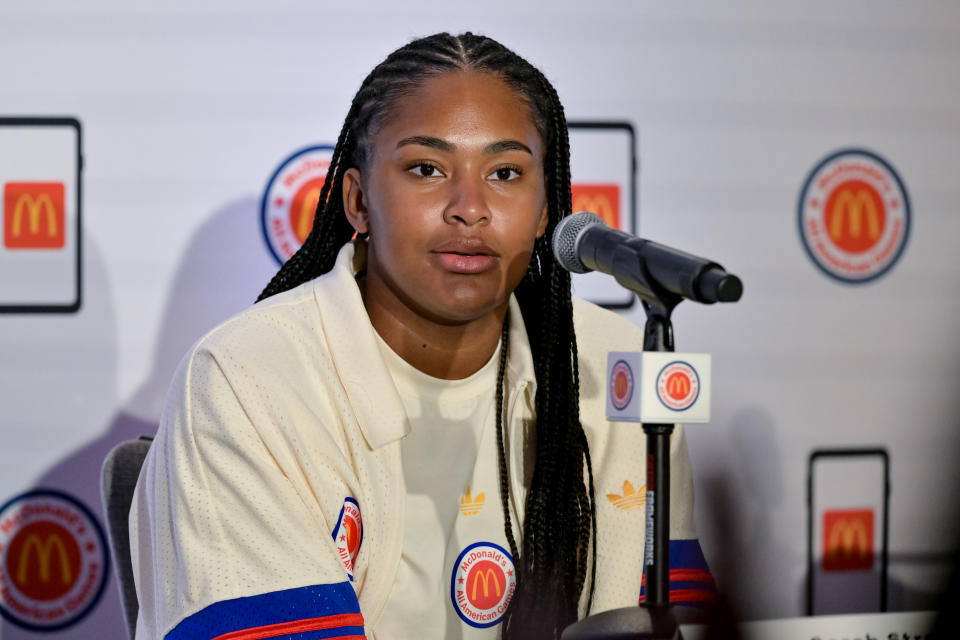 1 de abril de 2024;  Houston, Texas, Estados Unidos;  La delantera de McDonald's America East, Sarah Strong, habla durante una conferencia de prensa en el JW Marriott Houston Bay Galleria.  Crédito obligatorio: Maria Lysaker-USA TODAY Deportes