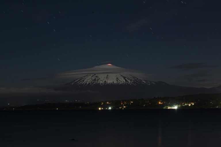 Vista nocturna del volcán Villarrica en Pucón, Chile, el 3 de diciembre de 2022 (AFP - MARTIN BERNETTI)