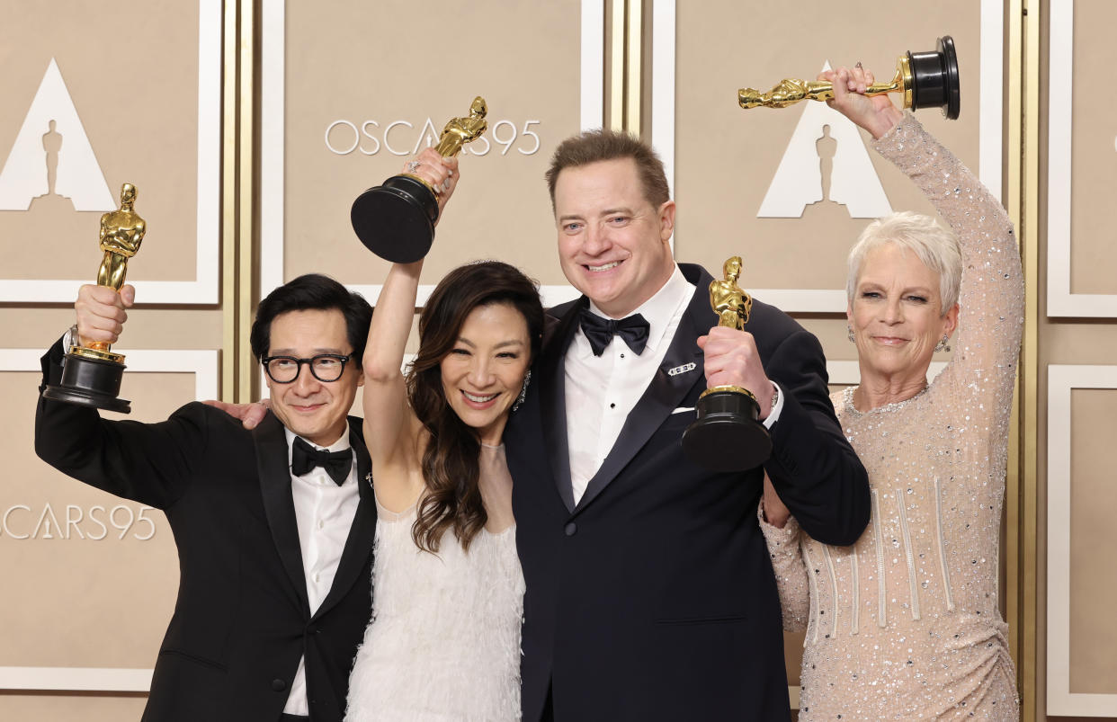 Ke Huy Quan, Michelle Yeoh, Brendan Fraser, y Jamie Lee Curtis, posan con sus Oscars. (Photo by Rodin Eckenroth/Getty Images)