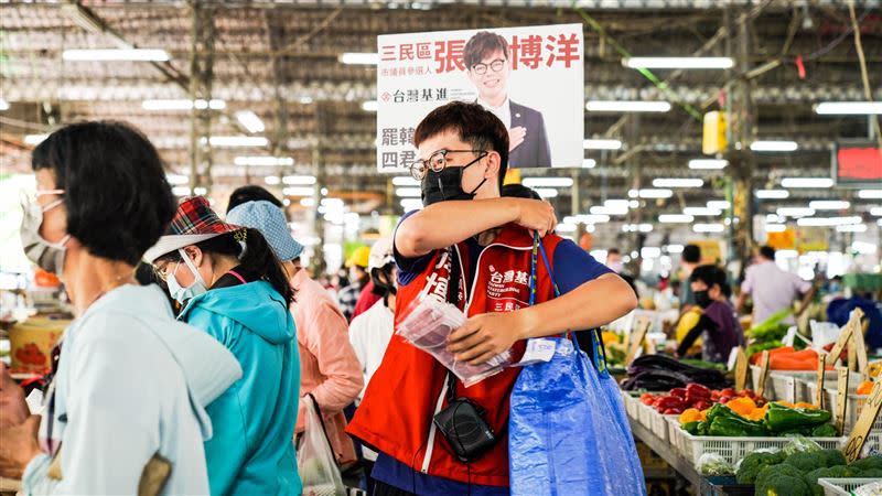 台灣基進高雄三民區市議員參選人張博洋酸韓國瑜：已經落魄到要用送的了嗎。（圖／翻攝張博洋臉書）