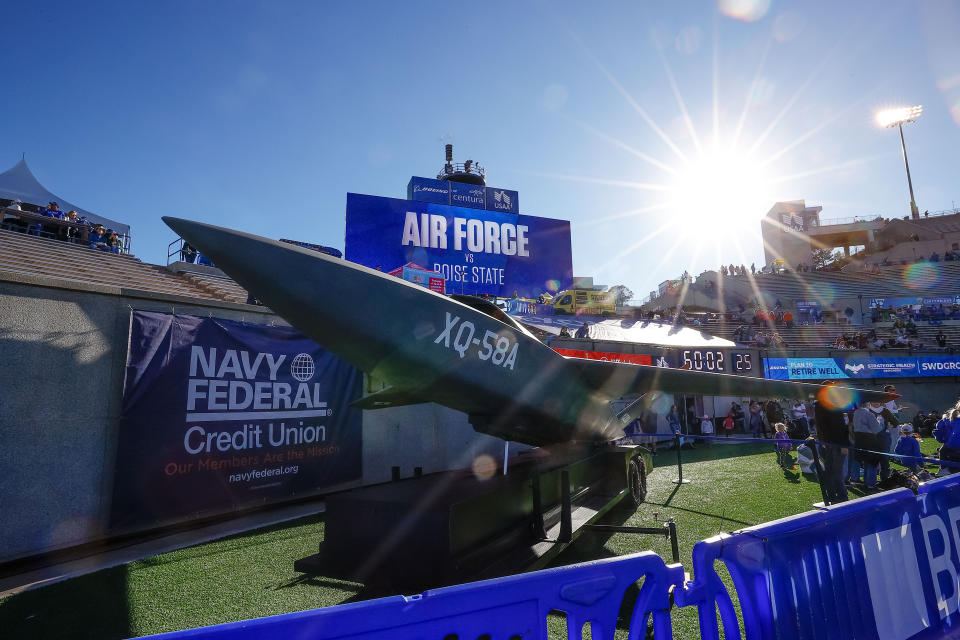 22 de octubre de 2022; Colorado Springs, Colorado, Estados Unidos; Vista general de un vehículo aéreo de combate no tripulado Kratos XQ-58 Valkyrie antes del partido entre los Air Force Falcons y los Boise State Broncos en el Falcon Stadium. Crédito: Isaiah J. Downing-USA TODAY Sports via Reuters