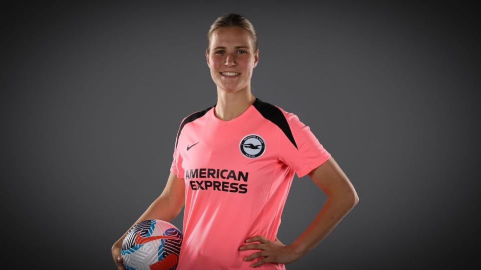 Brighton & Hove Albion sign Dutch defender Auée