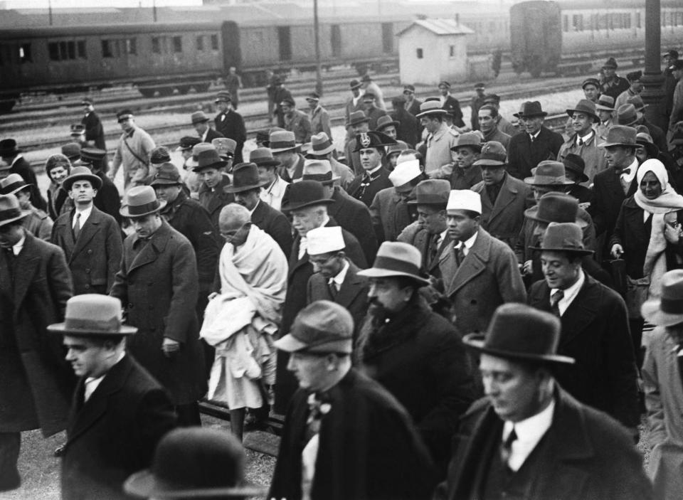 ITALY - JANUARY 01: The Mahatma Gandhi In The Train Station At Rome In Italy During Forties (Photo by Keystone-France/Gamma-Keystone via Getty Images)