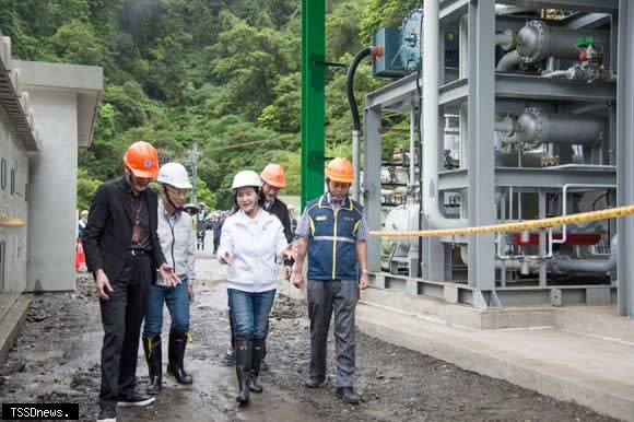 宜蘭縣長林姿妙視察仁澤地熱電廠施工，期許宜蘭地熱能產業發展。（宜蘭縣政府提供）。