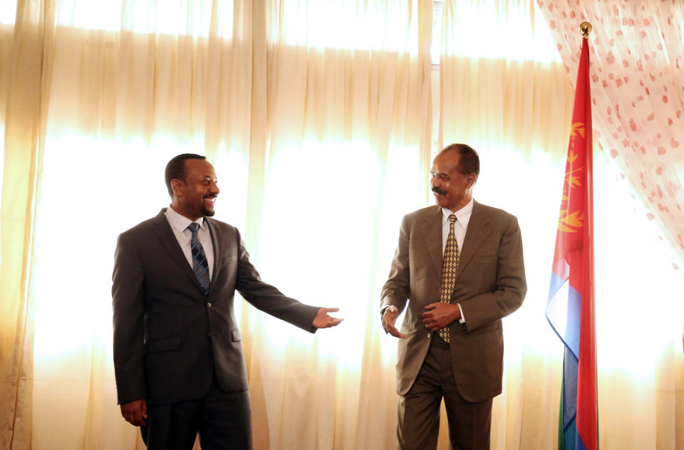 Äthiopiens Premier Abiy Ahmed (links) und der eritreische Präsident Isaias Afwerki bei der Wiedereröffnung der eritreischen Botschaft in Addis Abeba (Bild: Reuters/Tiksa Negeri)