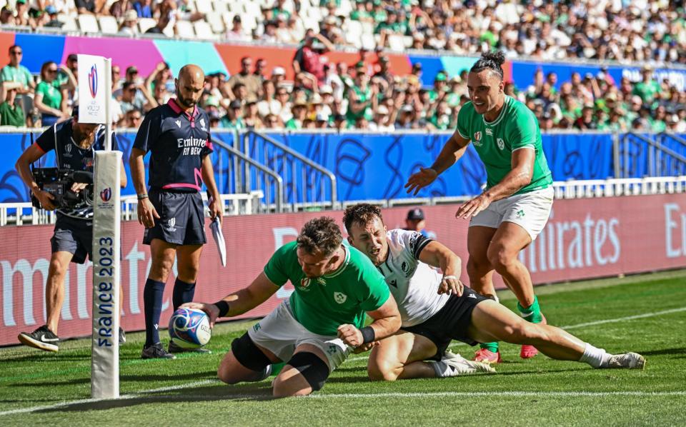 Peter O'Mahony knee slides in to score in the corner