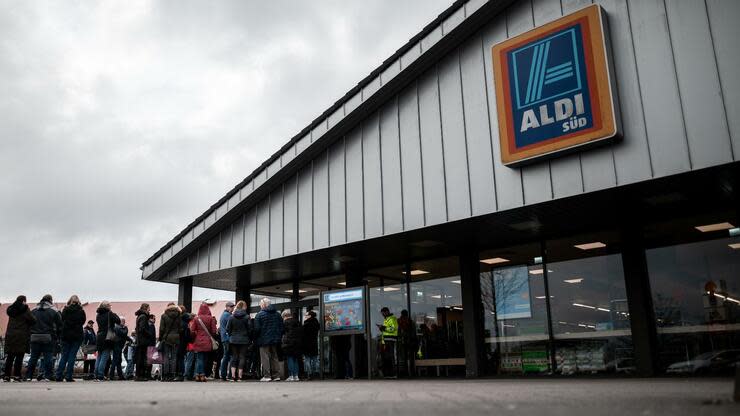 Zahlreiche Kunden stehen kurz vor Ladenöffnung vor einem Aldi-Süd-Markt: Aldi Nord und Aldi Süd haben Anfang der Woche Desinfektionsmittel als Sonderposten angeboten. Foto: dpa
