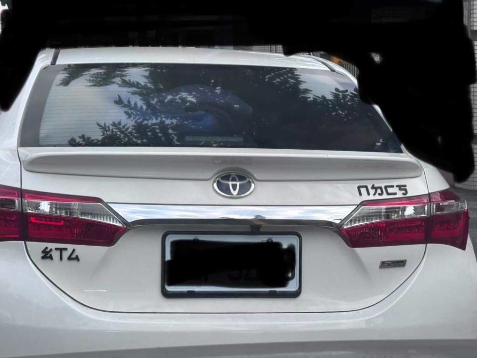 有豐田ALTIS車主在車尾貼7個注音，不少網友秒懂，笑稱只有台灣人看得懂。(圖／路上觀察學院)