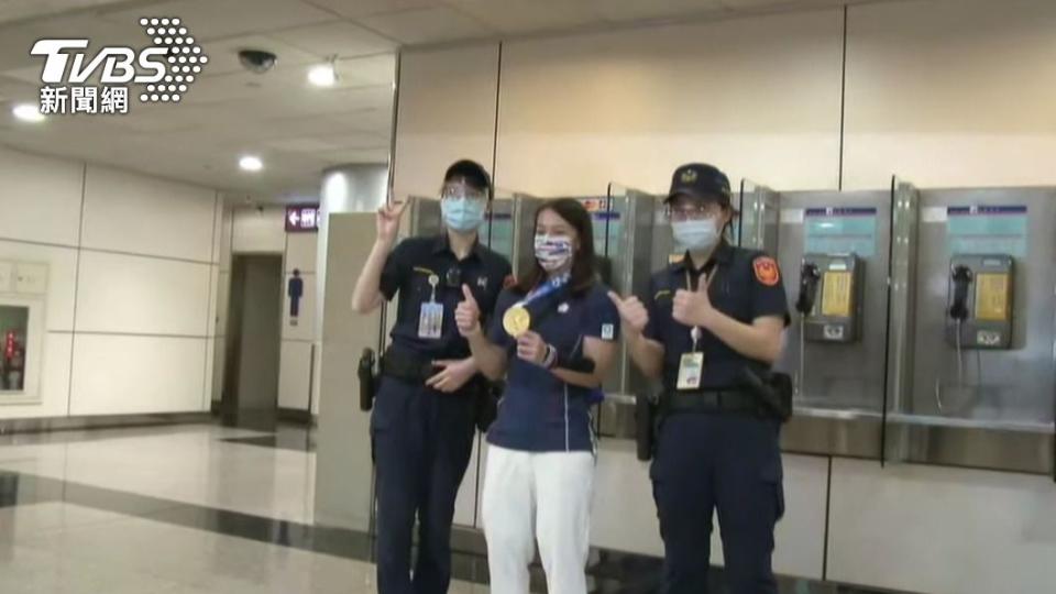 航警也搶著跟郭婞淳合照。（圖／TVBS）