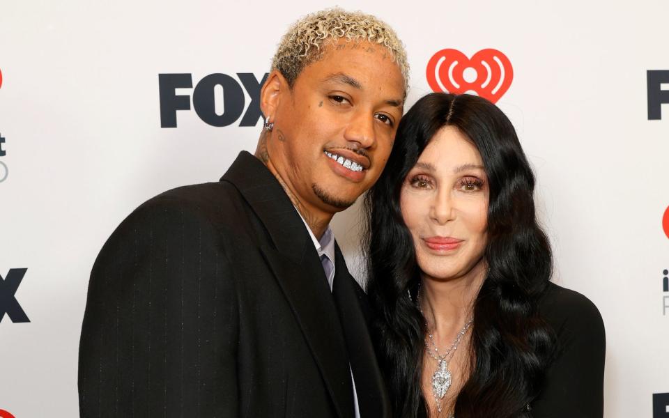 Glückliches Paar: Musikmanager Alexander Edwards (38) und Cher (77).  (Bild: Frazer Harrison/Getty Images)
