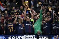 <p>Un Hatem Ben Arfa tout heureux s’est caché sur cette photo. (crédit AFP)</p>