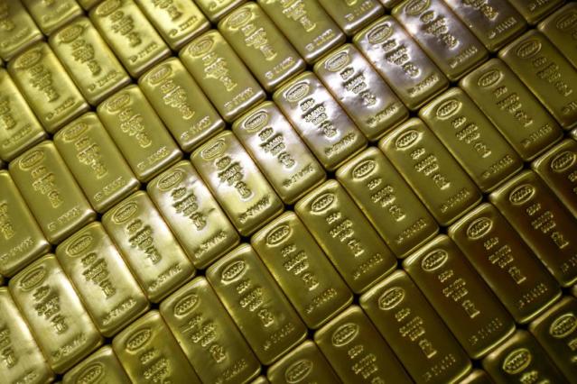 Mideast risks cushion safe-haven gold despite strong U.S. data