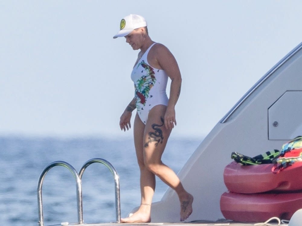 Pink genießt die Sonne während ihres Familienurlaubs in Cabo, bevor sie wieder auf Tournee geht. (Bild: HEM / BACKGRID)