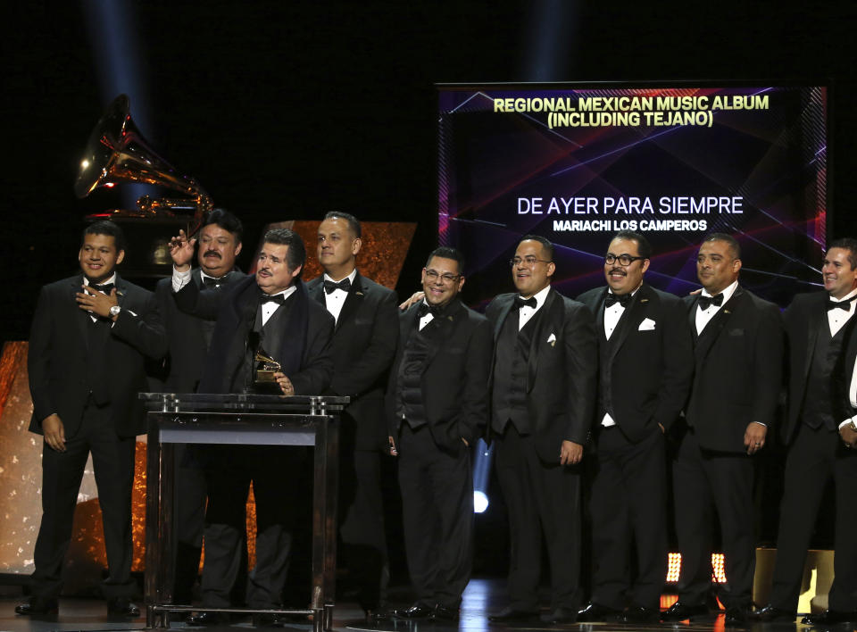 El grupo Mariachi Los Camperos reciben el Grammy al mejor álbum de música regional mexicana (incluyendo tejana) por “De ayer para siempre”, el domingo 26 de enero del 2020 en Los Angeles. (Foto por Matt Sayles/Invision/AP)