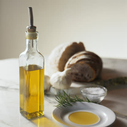 <b>Alimentos ricos en ácidos grasos no saturados.</b> Aceite de germen de trigo, aceite de oliva, de maíz, de semilla de girasol. Una cucharadita diaria en alguna de tus comidas te ayudará a mantener tu cabello brillante y ¡en su lugar!