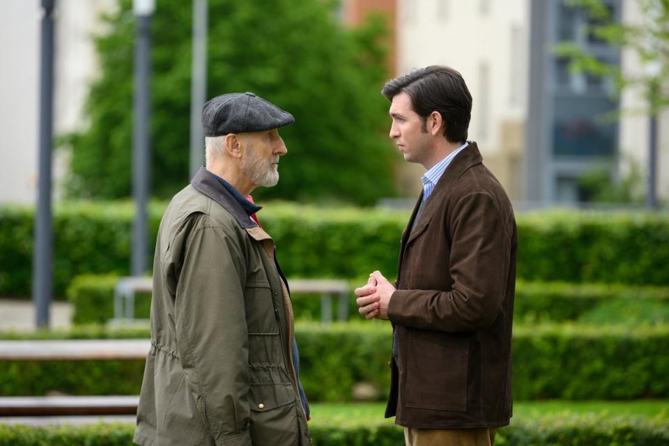 Ewan (left) speaking to Greg (Graeme Hunter / ©2019 Home Box Office, Inc. All rights reserved.)