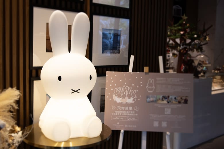 烘焙坊Delicatesse也以大型米飛兔裝點，並設置米飛兔期間限定商品區。 圖片提供/高雄洲際酒店