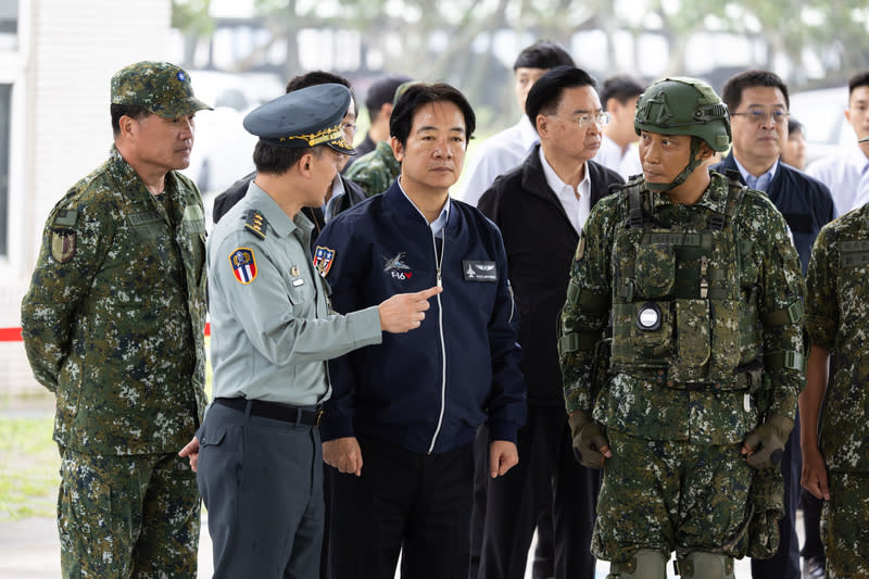 總統賴清德（前中）28日到花蓮復興北營區勗勉陸軍混合砲兵營，聆聽官兵說明，瞭解陸軍砲兵的戰備及操演。（中央社）