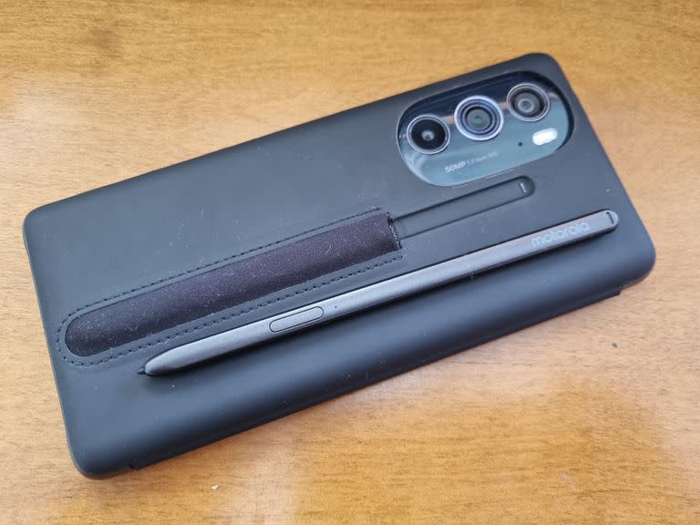 La funda del Moto Edge 30 Pro tiene un bolsillo de tela para guardar el lápiz Bluetooth y cargarlo al mismo tiempo